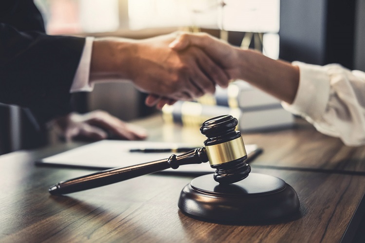 What Are the Common Mistakes to Avoid When Choosing an Immigration&nbsp;Lawyer